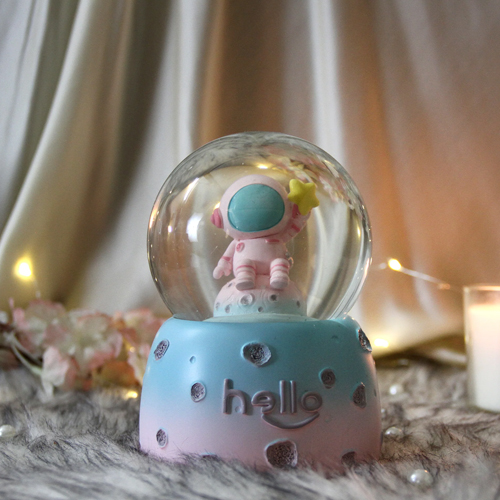 Little Astronaut: Cute Snow Ball Decorative Gift
